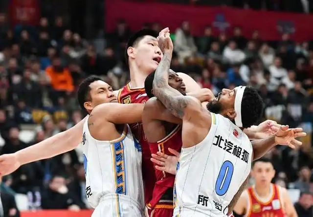 APP下载-上海84-79险胜山东：强弱预判，季后赛里全是变数？